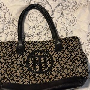 Tommy Hilfiger✨🖤🤎 Black and Tan Geometric Tote
